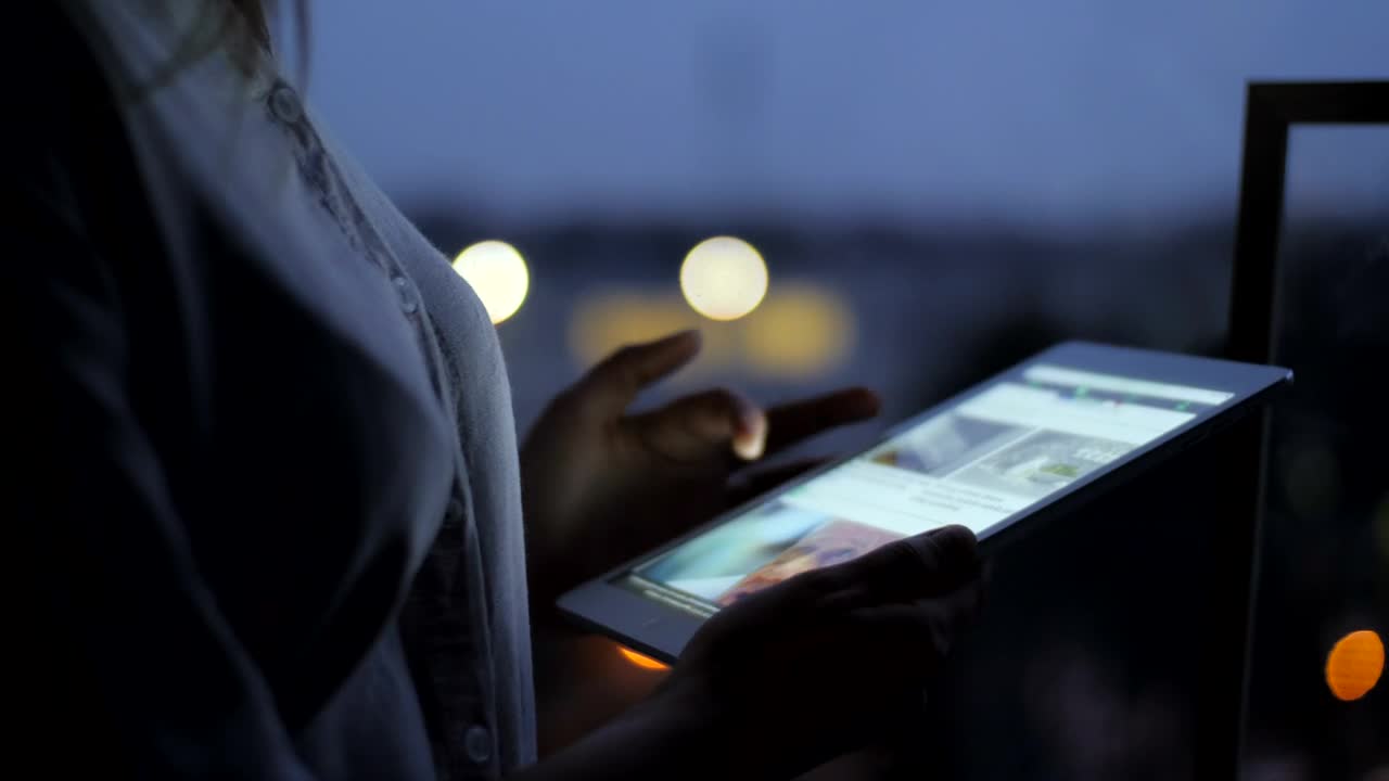 Free Stock Video Woman Scrolling The Web On A Tablet Live Wallpaper - Free Download