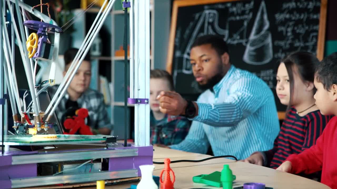 Free Video Stock teacher explaining  d printer to kids Live Wallpaper - Free Download