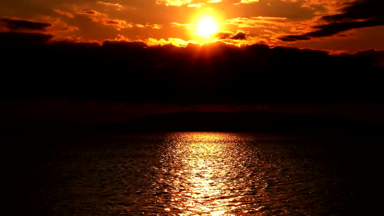 Video Stock Red Sunset Between Silhouettes Of The Sky And The Reflection Live Wallpaper Free - Free Download