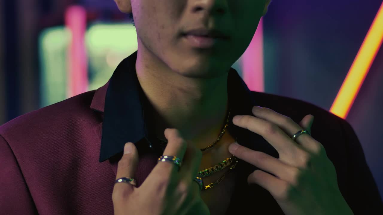Video Stock Portrait Of A Young Mobster With Gold Chains Live Wallpaper Free - Free Download