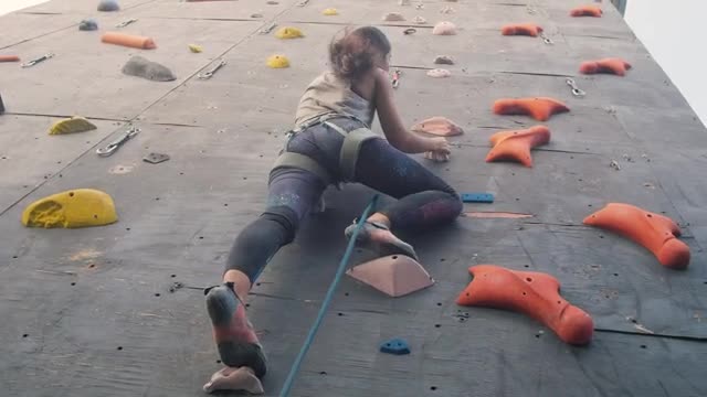 Free Stock Video Young Woman Climbing A Large Mountaineering Wall Smalllive Wallpaper - Free Download