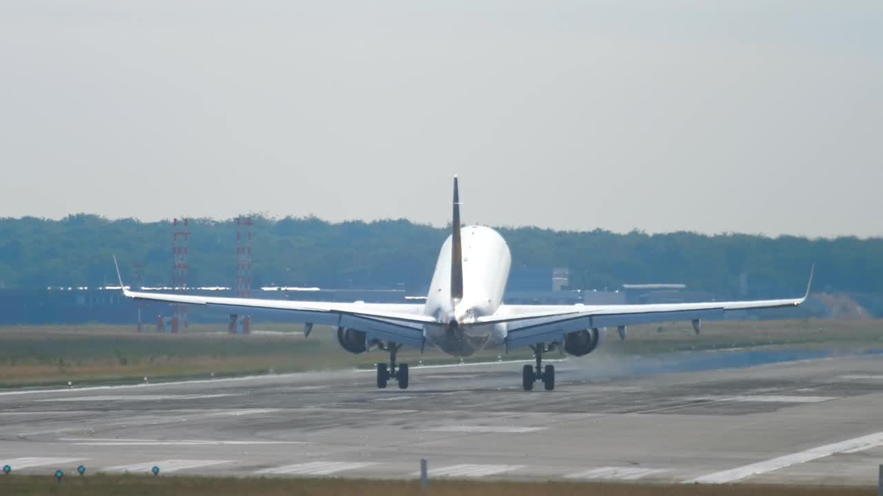 Video Stock Plane Landing In The Airport During The Day Live Wallpaper Free - Free Download