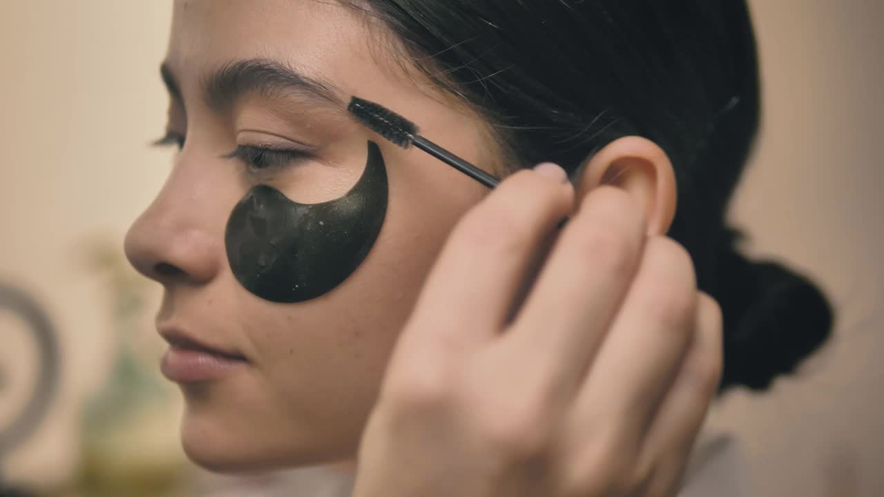 Stock Video Makeup Artist Applying Mascara Animated Wallpaper - Free Download
