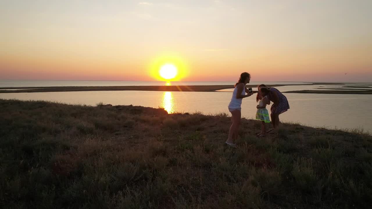 Stock Video Mother Taking Photos Of Her Daughters In Natur Animated Wallpaper - Free Download