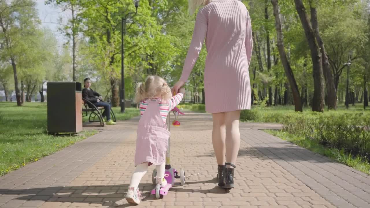 Stock Video Mom Leads Daughter On Scooter Through Par Animated Wallpaper - Free Download