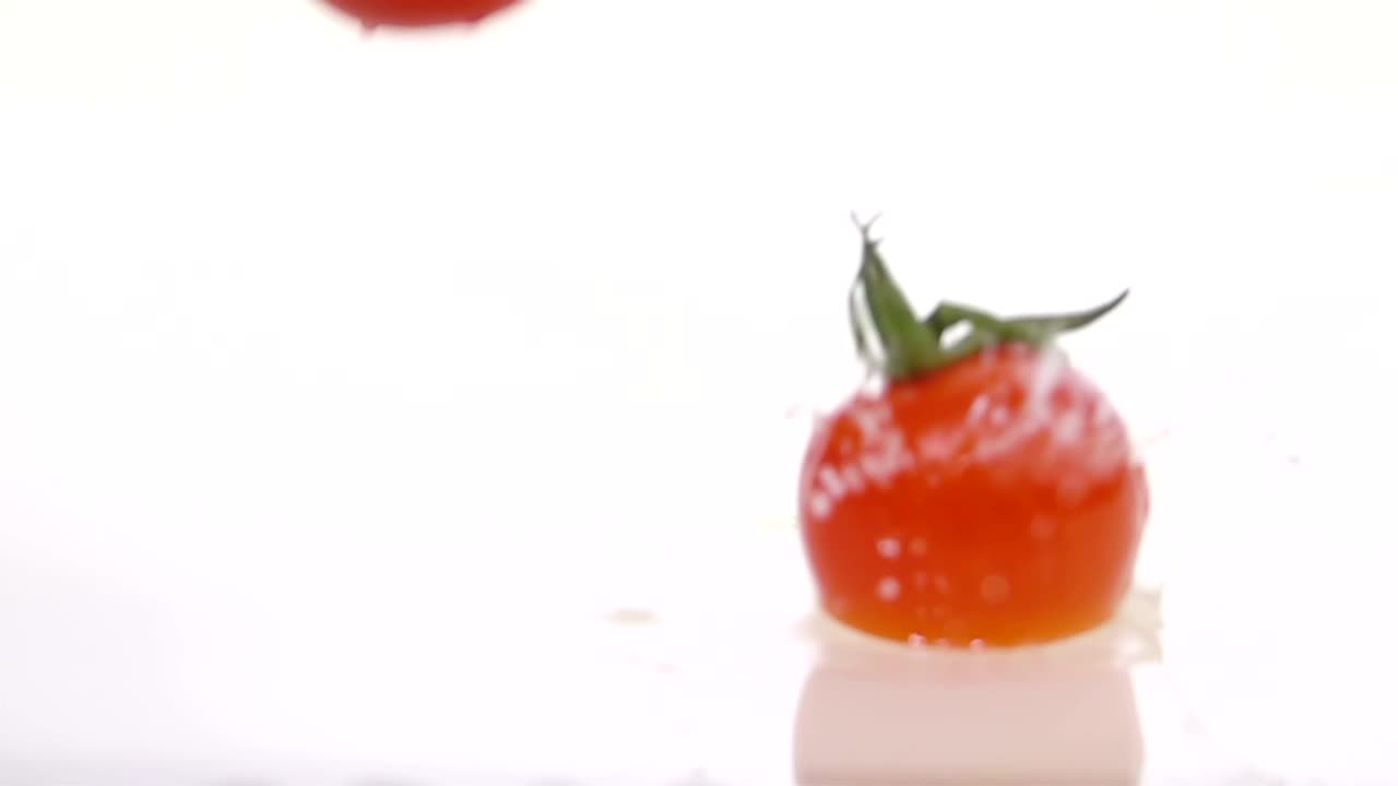 Free Video Stock tomatoes falling into the water Live Wallpaper - Free Download