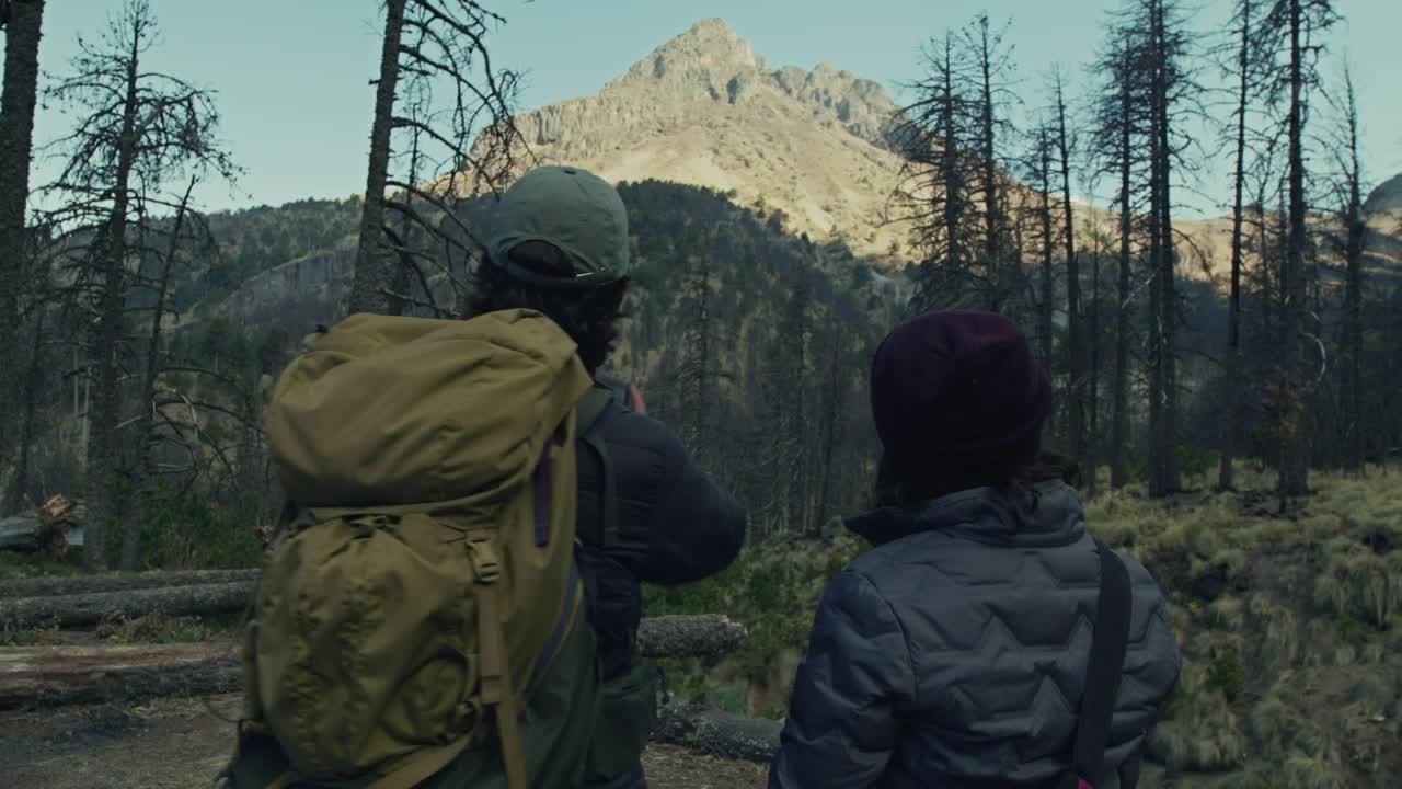 Stock Video Hiking Couple Taking A Selfie Animated Wallpaper - Free Download