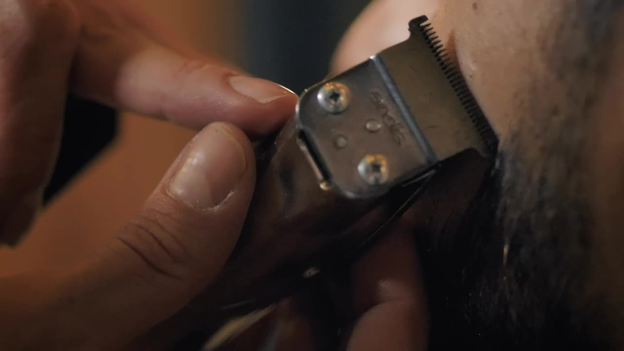 Stock Video Outlining A Mans Beard In A Barbershop Live Wallpaper - Free Download