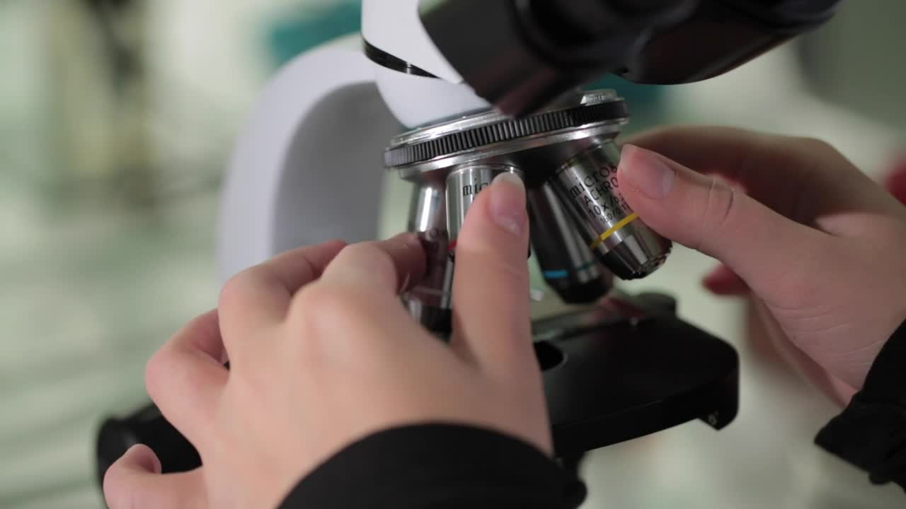 Free Stock Video Reviewing A Test Sample With A Microscope Live Wallpaper - Free Download