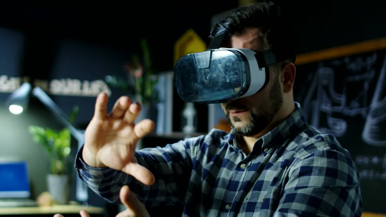 Stock Video Man Exploring Virtual Reality Animated Wallpaper - Free Download