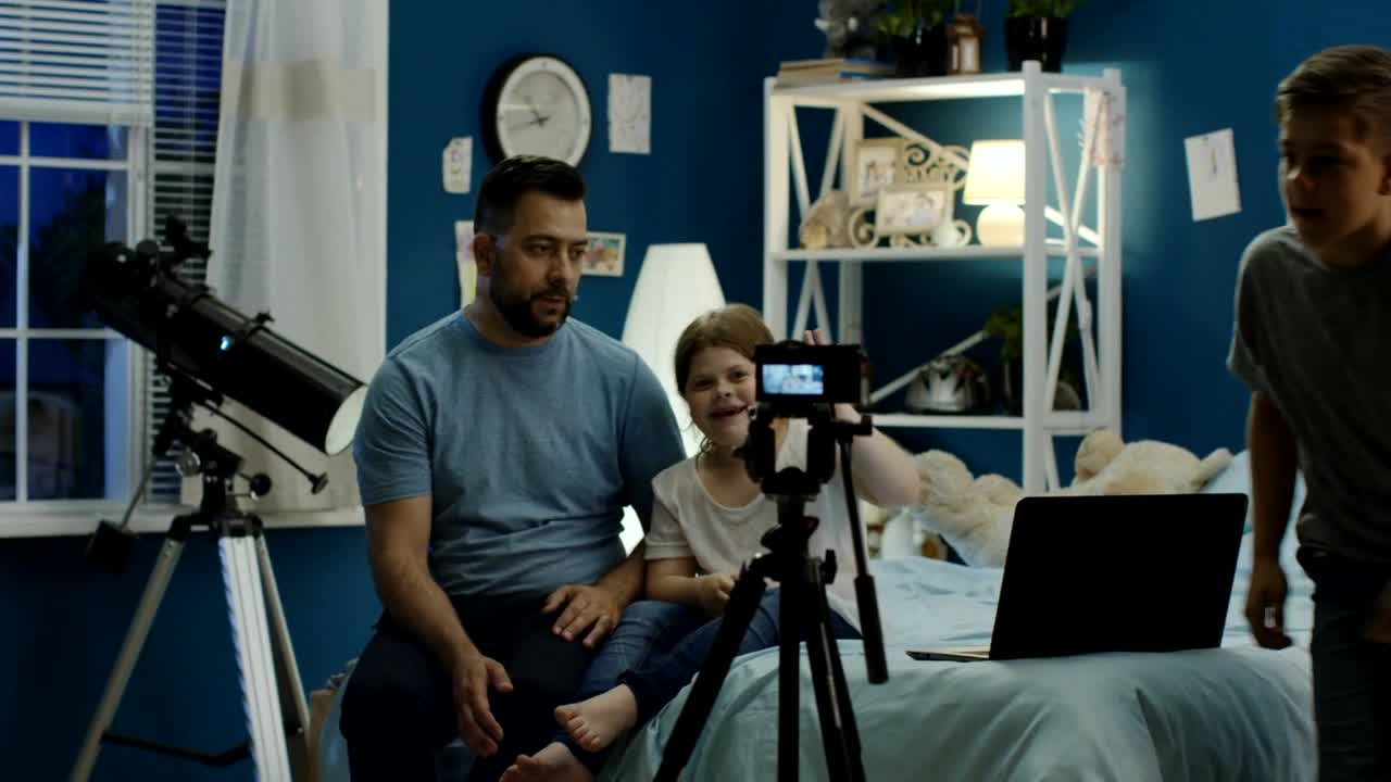 Stock Video Man With Kids Making A Video At Hom Animated Wallpaper - Free Download