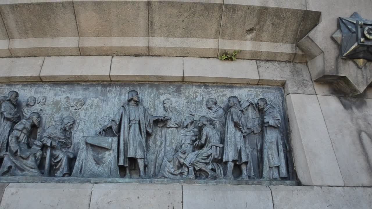 Free Video Stock Statues On The Side Of A Building Live Wallpaper - Free Download