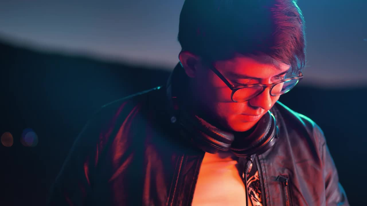 Free Stock Video Young Dj Playing Notes On A Keyboard Live Wallpaper - Free Download