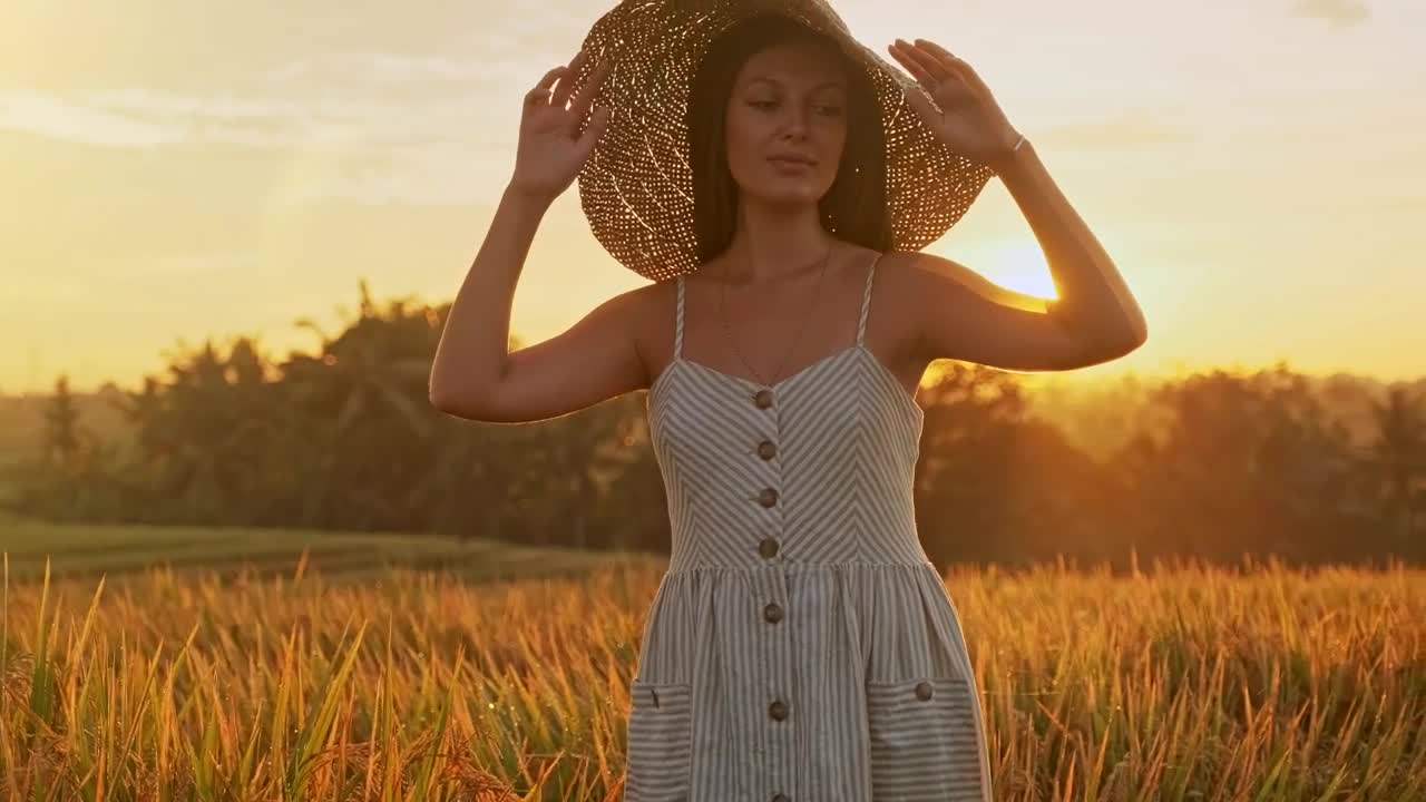Video Stock Portrait Of A Farmer Woman At An Agriculture Field Live Wallpaper Free - Free Download