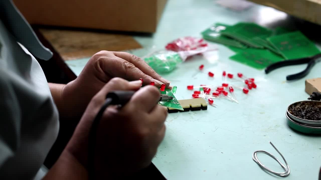 Video Stock Person Soldering An Electronic Card Live Wallpaper Free - Free Download