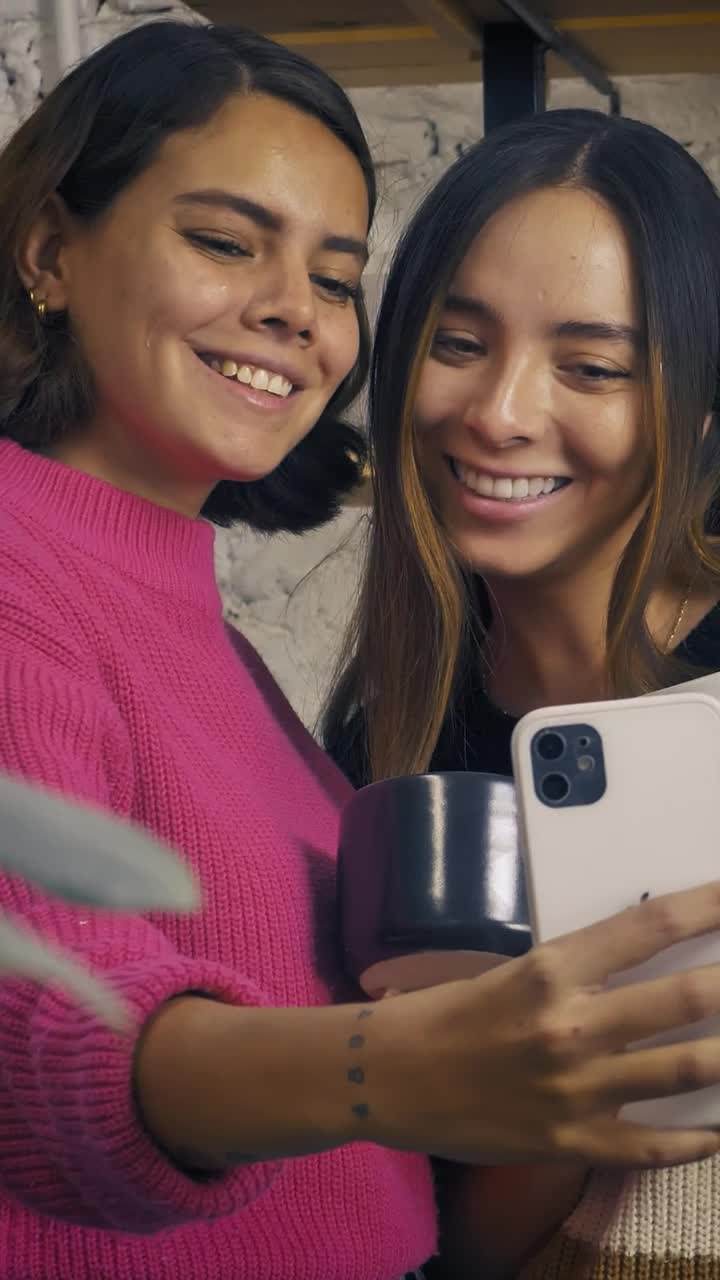 Free Stock Video Two Friends Taking A Selfie In A Ceramic Vase Shop Live Wallpaper - Free Download