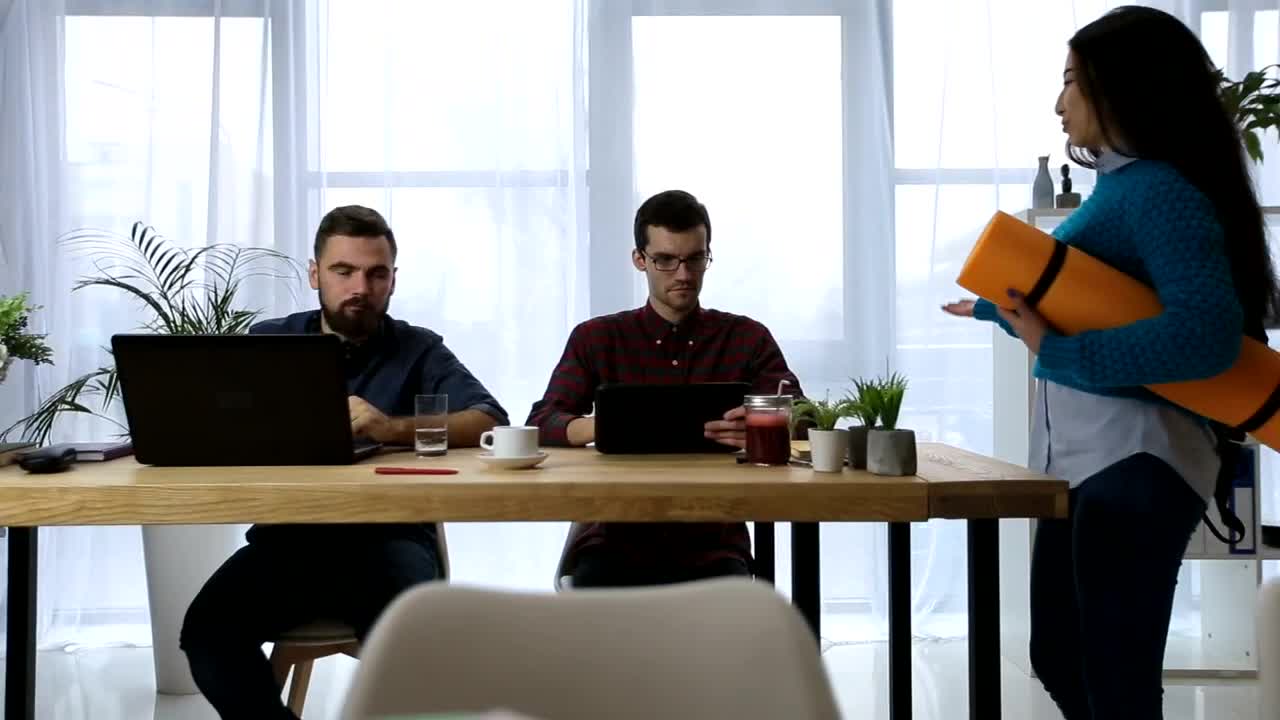 Free Video Stock team leader discussing their product Live Wallpaper - Free Download