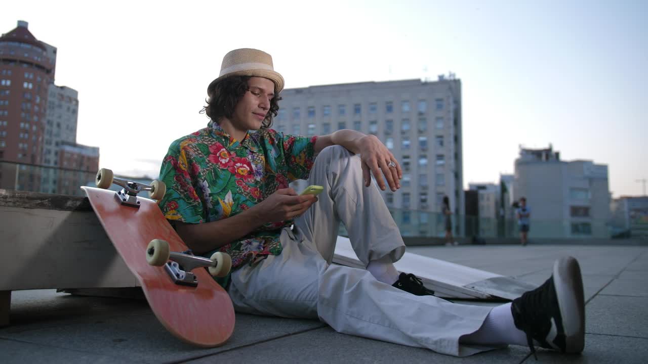Free Video Stock Skater Relaxing In The City Live Wallpaper - Free Download