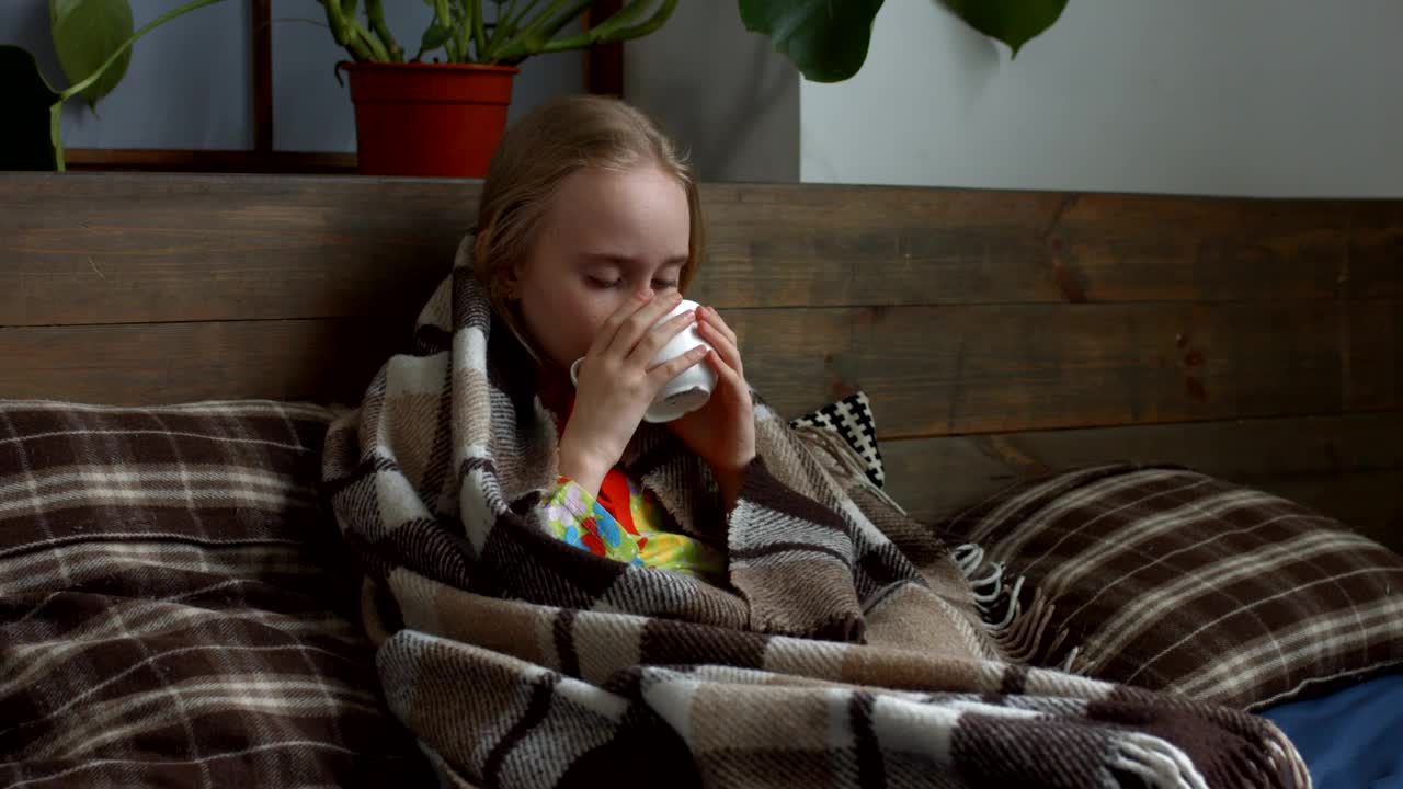 Free Stock Video Sick Girl Sheltered While Drinking A Tea Live Wallpaper - Free Download