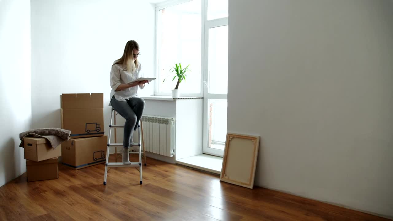 Stock Video Happy Woman Moving To Her New Apartment Animated Wallpaper - Free Download