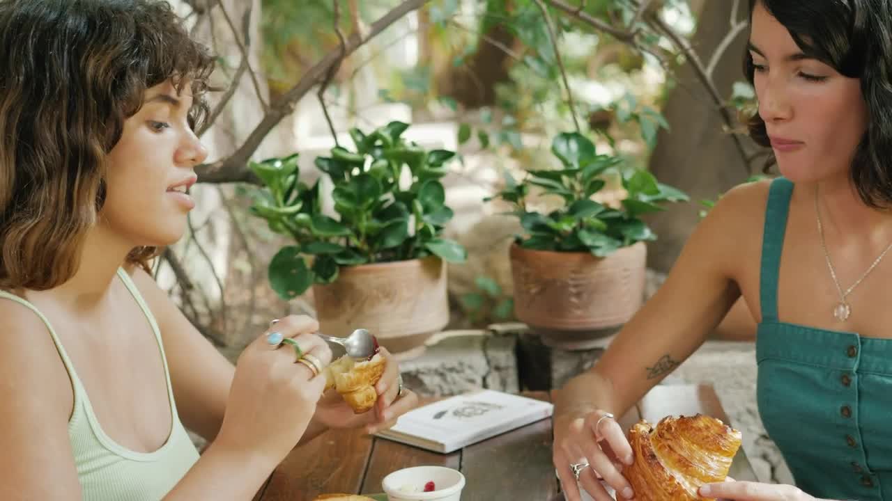 Free Stock Video Two Friends Eating Bread During A Friends Date Live Wallpaper - Free Download