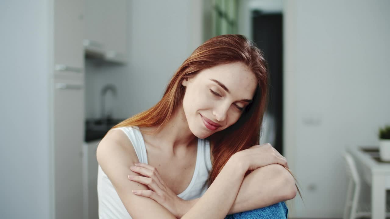 Free Stock Video Shy Smiling Woman In Blue Jeans Live Wallpaper - Free Download