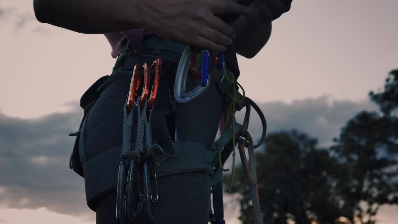 Free Stock Video Waist Of A Female Mountaineer With A Harness Live Wallpaper - Free Download
