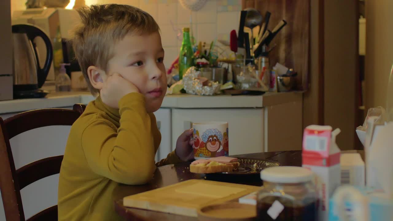 Video Stock Child Eating Lunch At Home Live Wallpaper For PC - Free Download