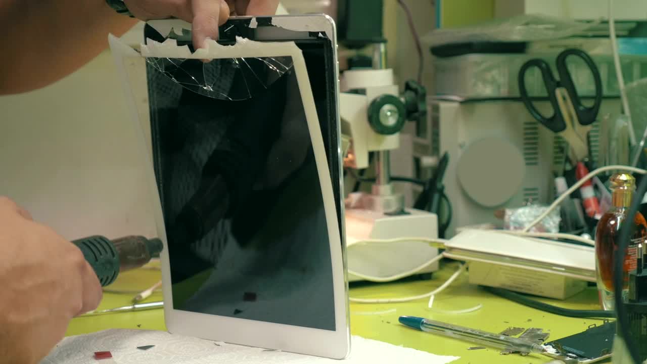 Free Stock Video Repairing A Broken Tablet Live Wallpaper - Free Download