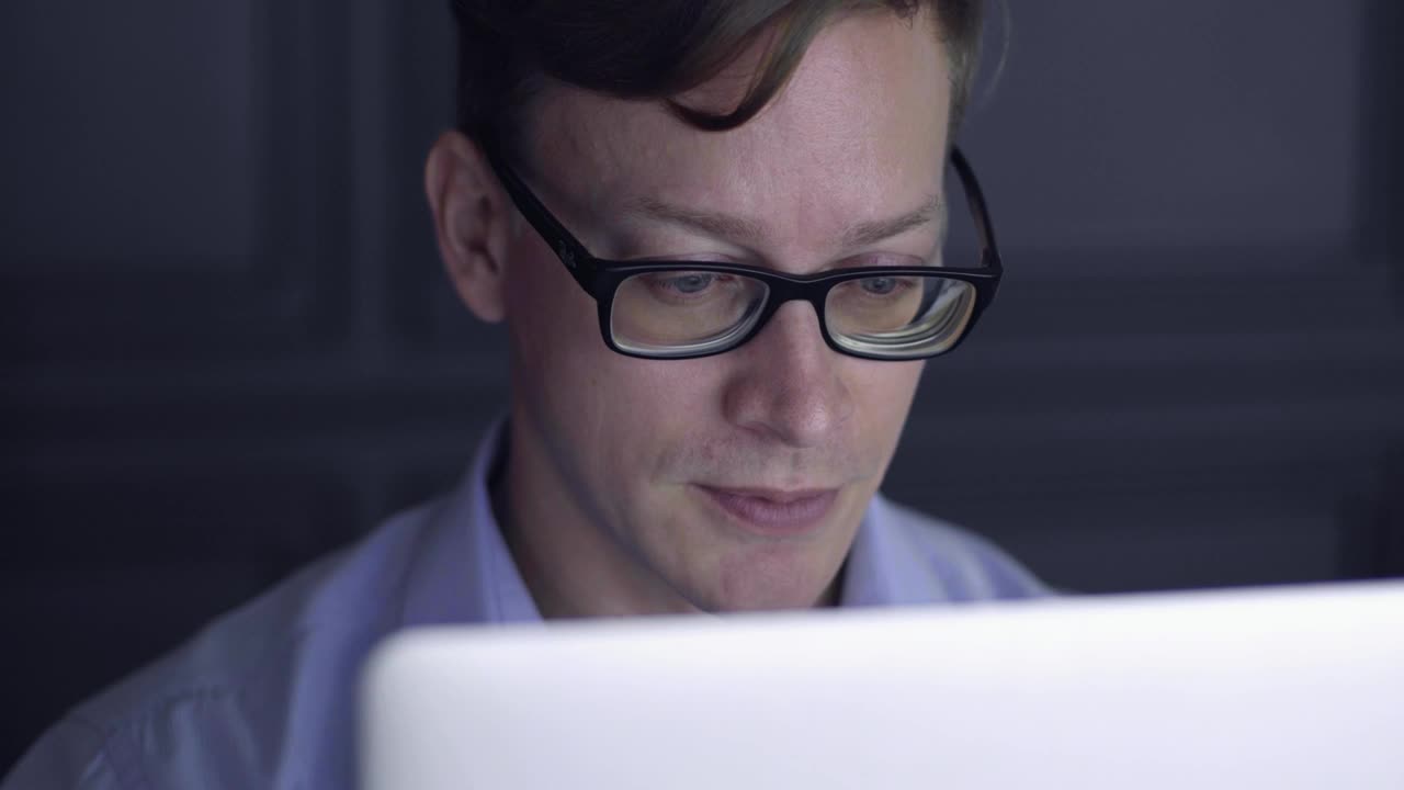 Video Stock Programmer Working Late Into The Night Live Wallpaper Free - Free Download