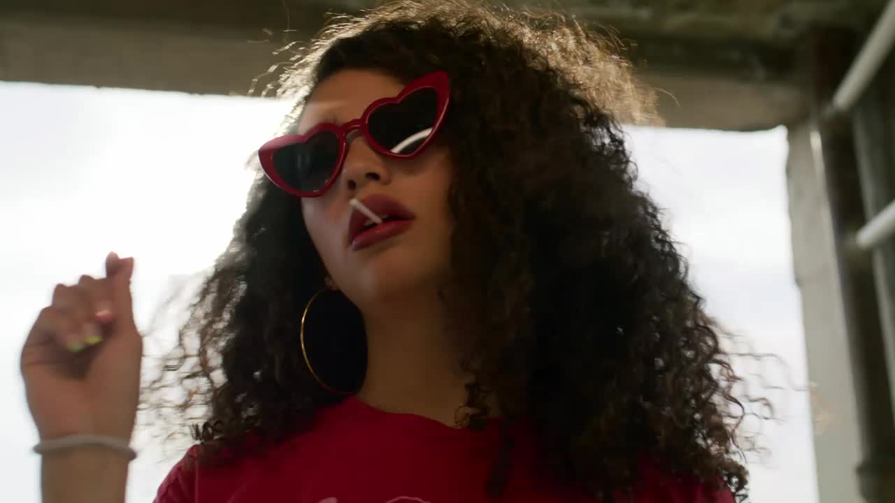 Free Stock Video Urban Fashion Model With Sunglasses Live Wallpaper - Free Download