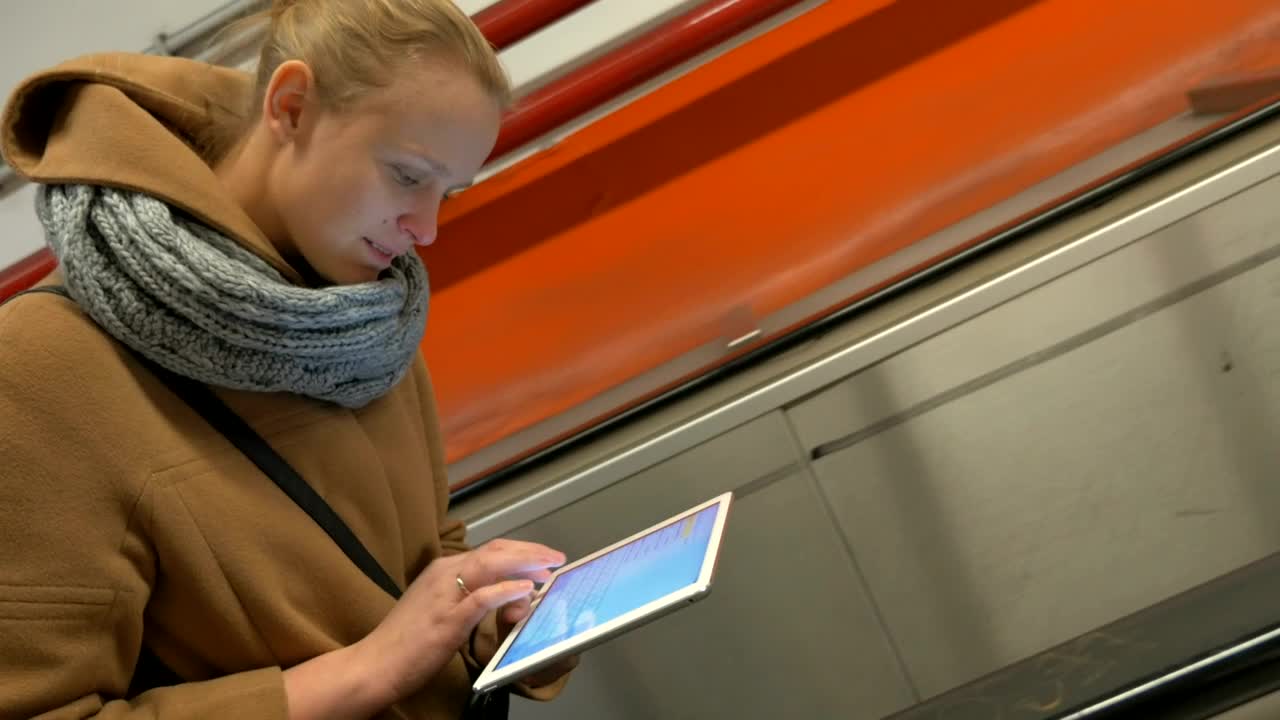Free Stock Video Sending An Email On An Escalator Live Wallpaper - Free Download