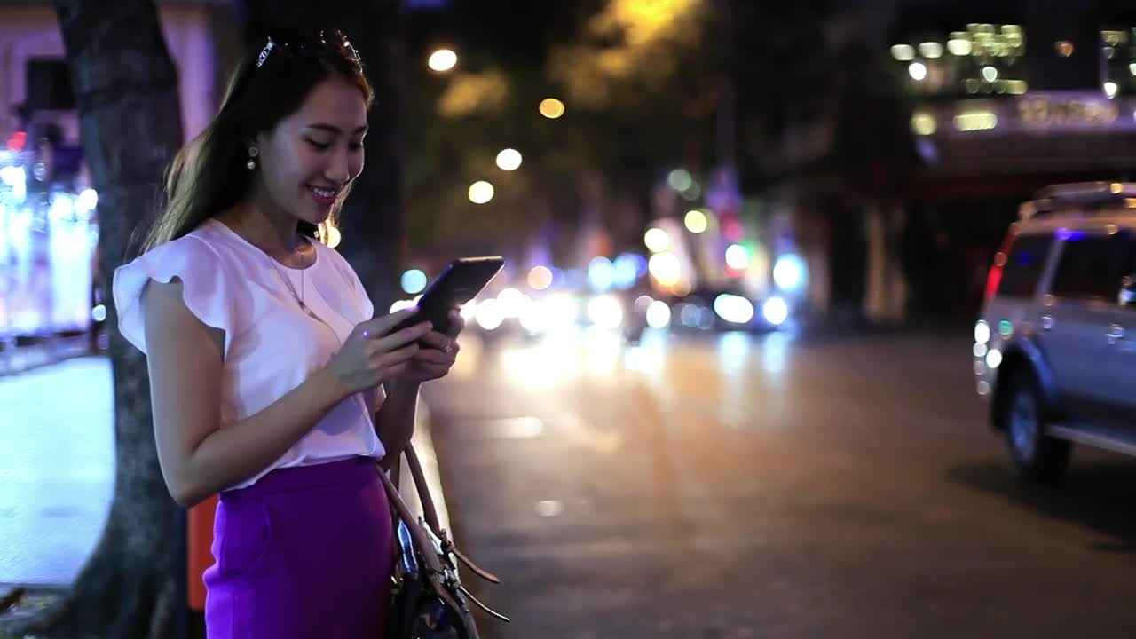 Free Stock Video Woman On The Street Sending Messages At Night Live Wallpaper - Free Download