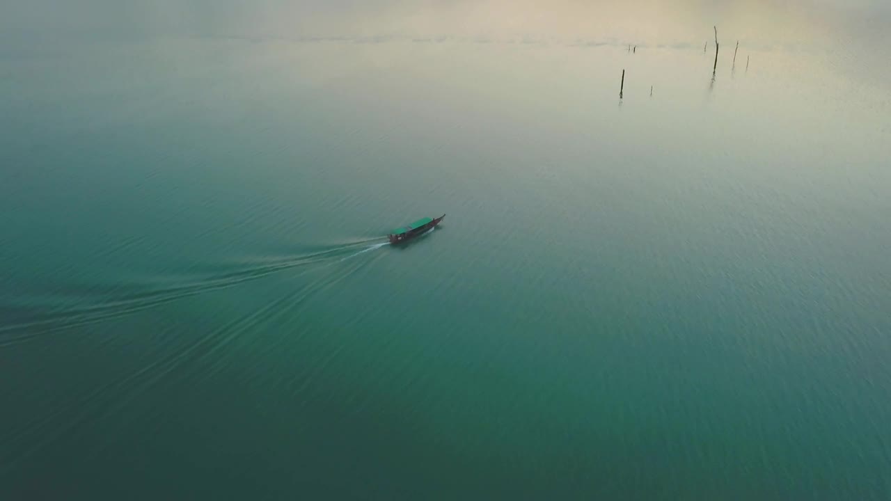 Stock Video Motorboat On A Large Lake With Turquoise Blue Waters LargeLive Wallpaper - Free Download