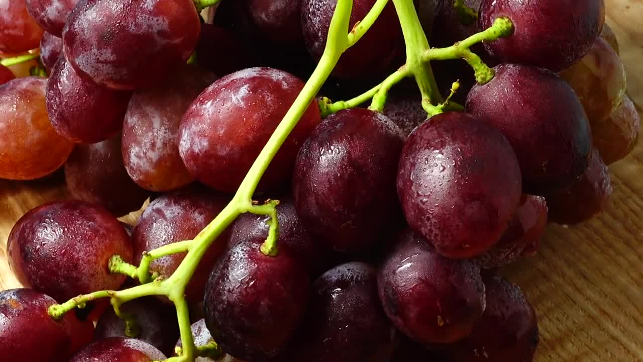 Stock Video Cold Grapes On The Table Live Wallpaper For PC - Free Download