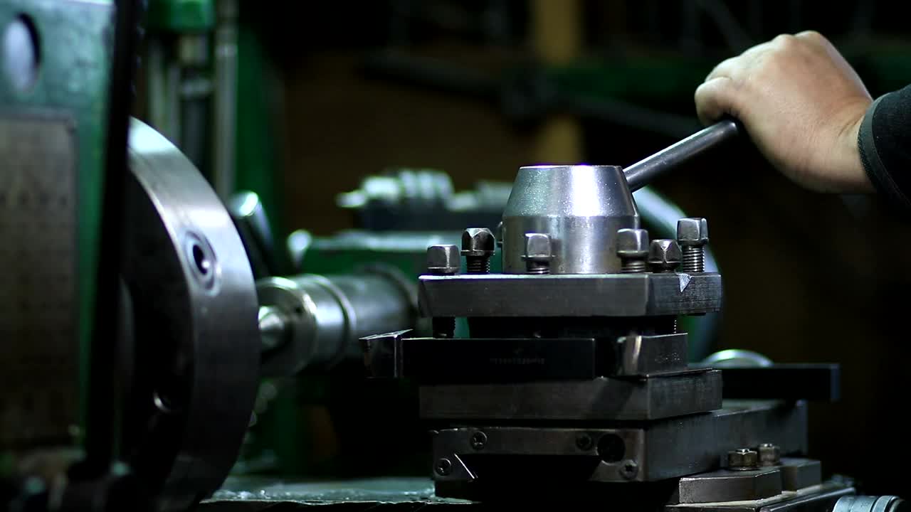 Stock Video Operating A Lathe Live Wallpaper - Free Download