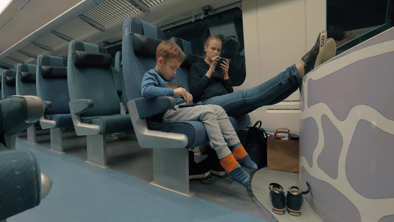 Video Stock Playing With Phones On The Train Live Wallpaper Free - Free Download