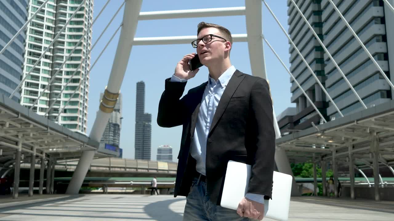 Stock Video Entrepreneur Chatting To A Client Live Wallpaper For PC - Free Download