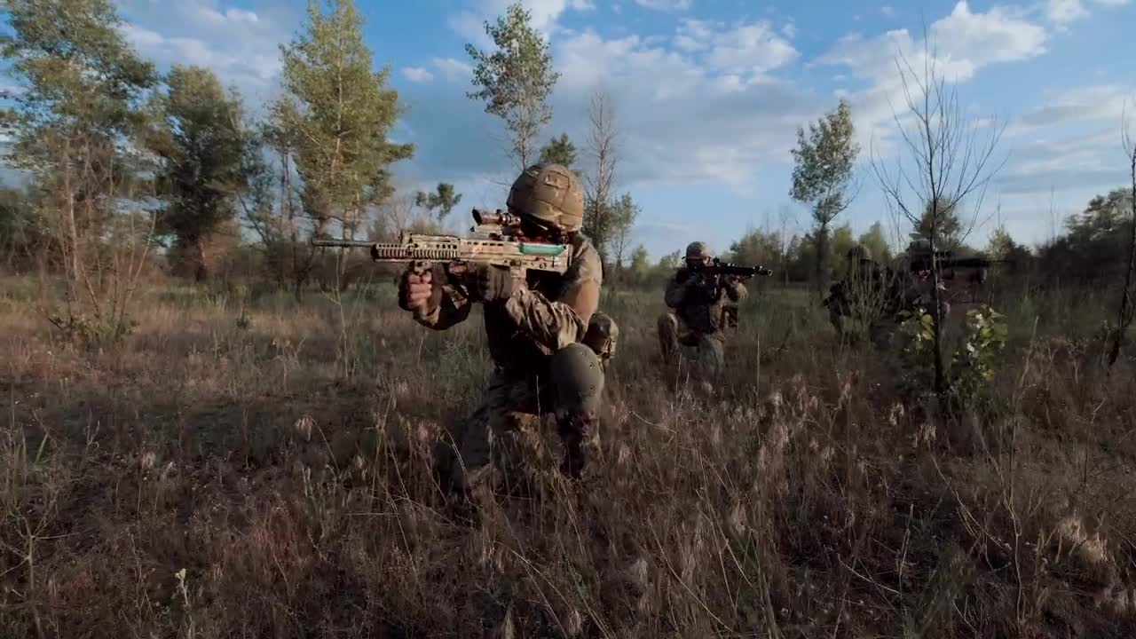 Stock Video Military Troops On The Battlefiel Animated Wallpaper - Free Download