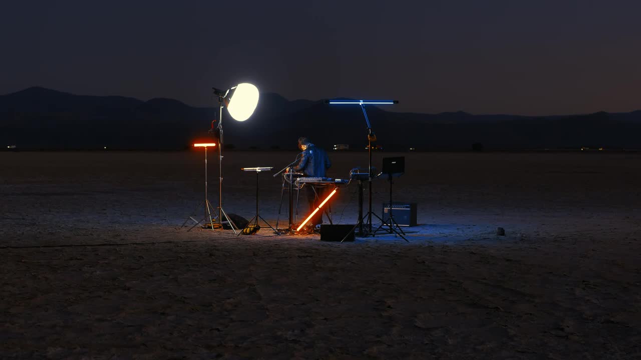 Free Video Stock talented dj playing in a lonely desert Live Wallpaper - Free Download