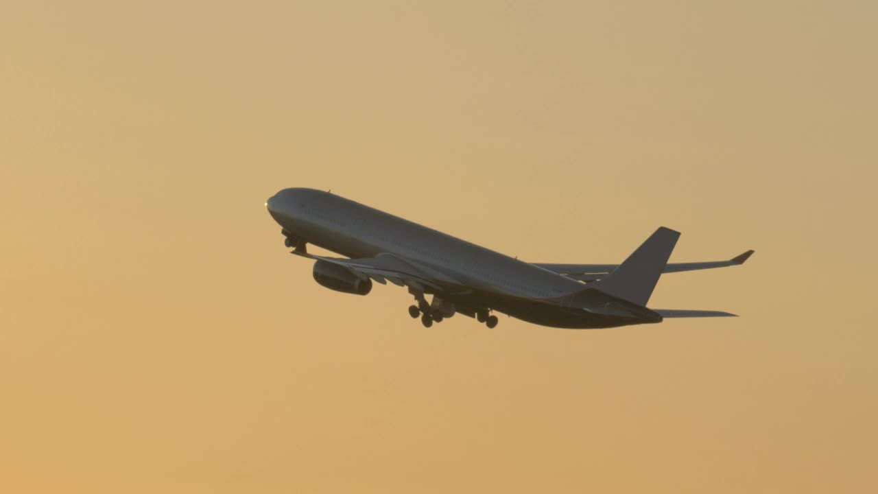 Free Video Stock taking off towards a golden sunset Live Wallpaper - Free Download