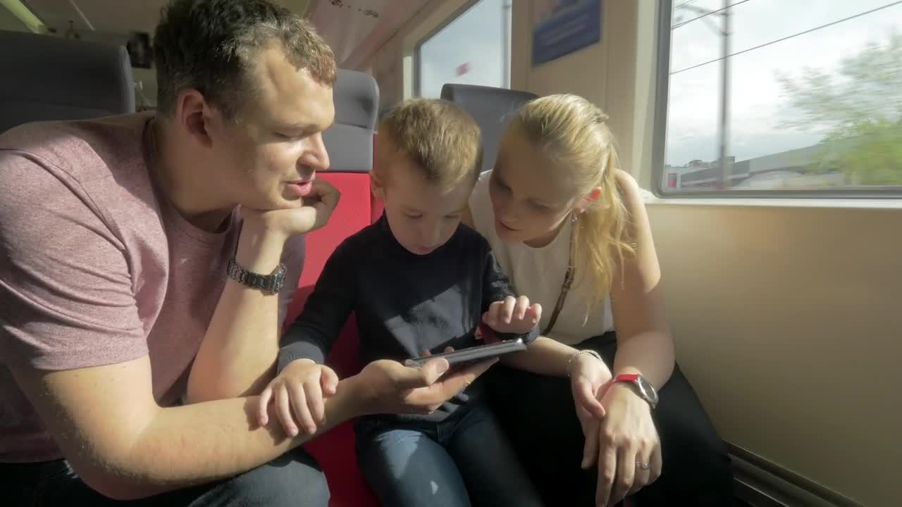 Video Stock Playing Phone Games During A Trip Live Wallpaper Free - Free Download