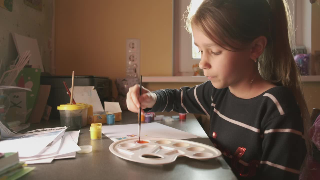 Stock Video Girl Mixing Paints And Painting Live Wallpaper For PC - Free Download
