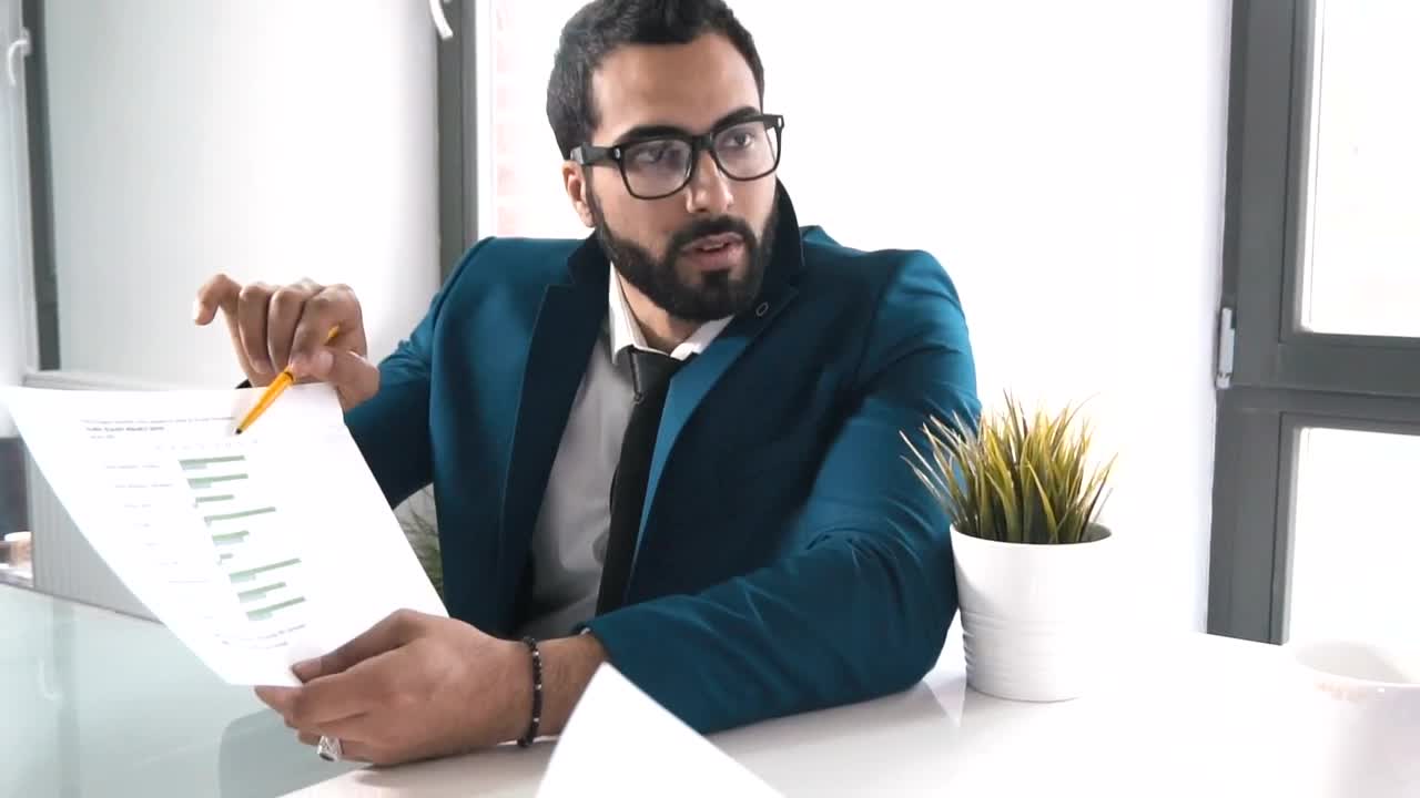 Stock Video Marketing Professional Explains Plan To Clien Animated Wallpaper - Free Download