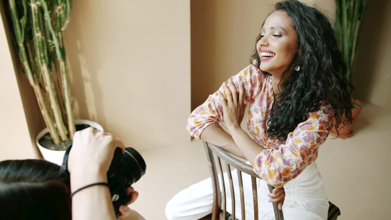 Video Stock Photographer Portraying A Smiling Model Live Wallpaper Free - Free Download