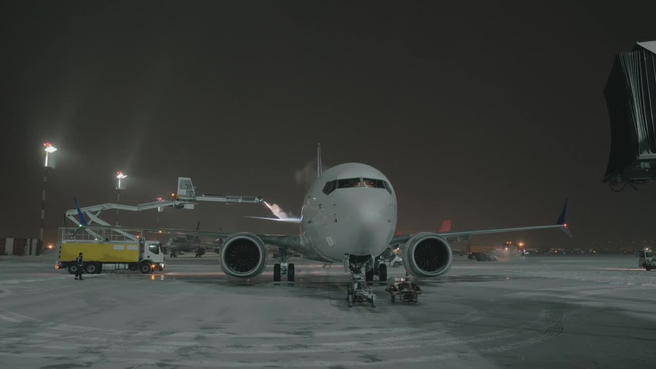 Stock Video De Icing A Passenger Plane Live Wallpaper For PC - Free Download