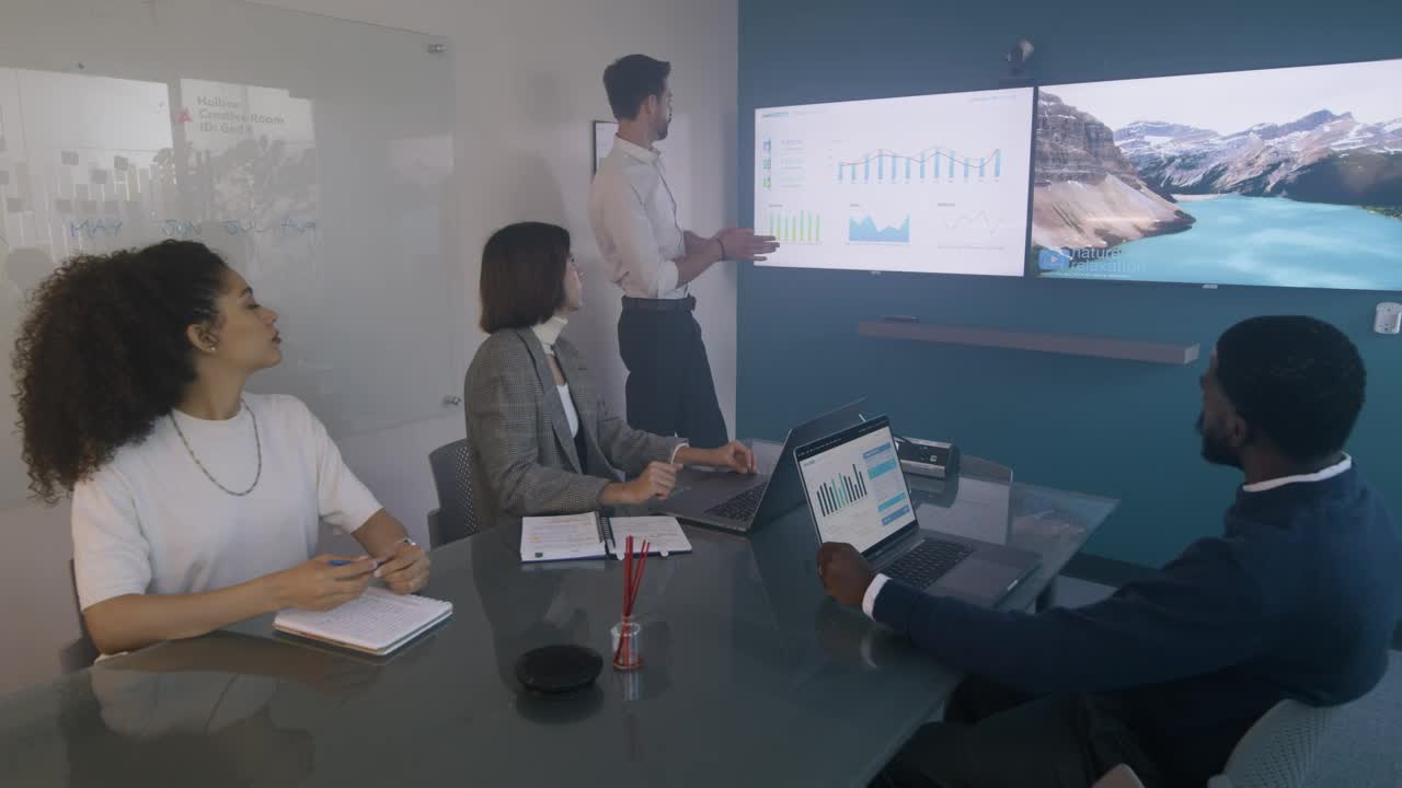 Video Stock Presentation During A Work Team Meeting Live Wallpaper Free - Free Download