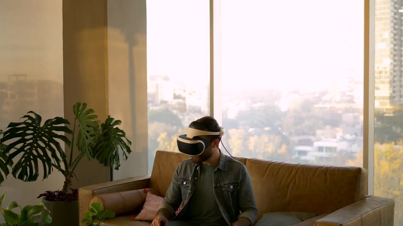 Stock Video Man Moves With Virtual Reality Glasse Animated Wallpaper - Free Download