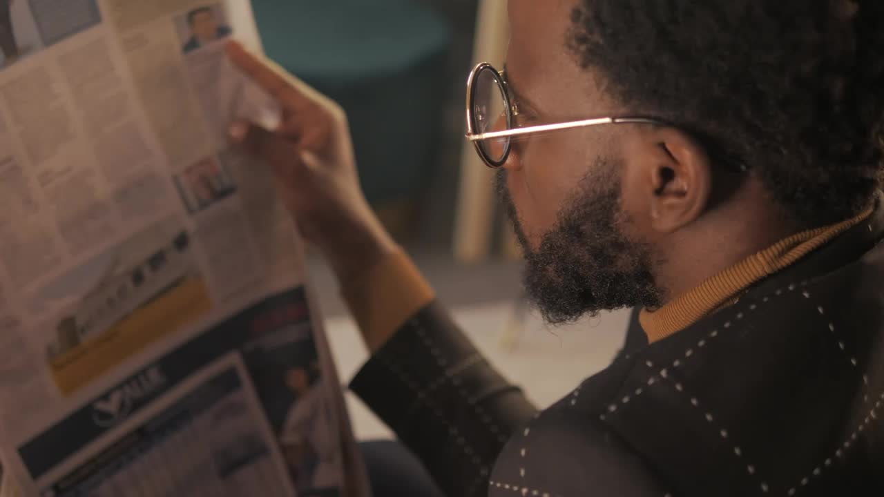 Free Stock Video Young Man From Behind Reading Newspaper Live Wallpaper - Free Download