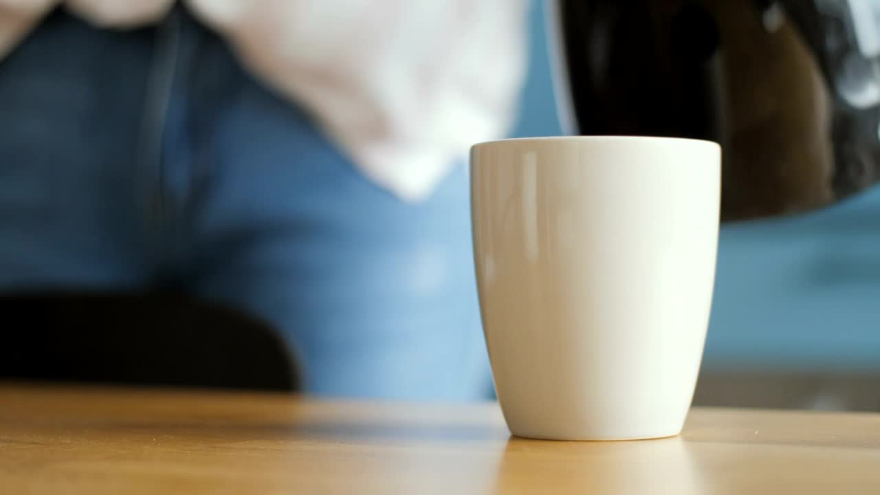 Video Stock Pouring Hot Water In The Mug Live Wallpaper Free - Free Download